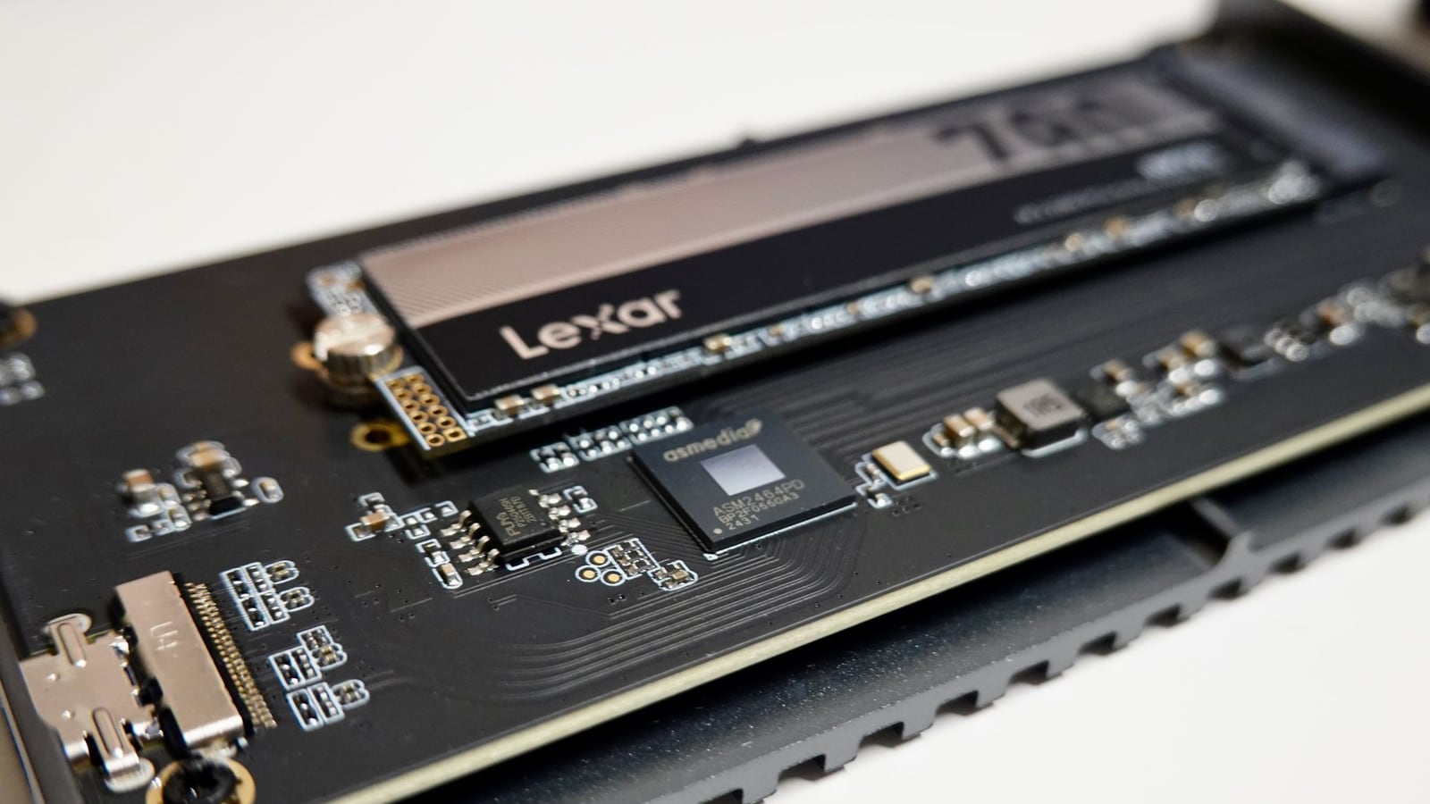 最新のSSDストレージと古い写真。新旧の記録媒体の対比。