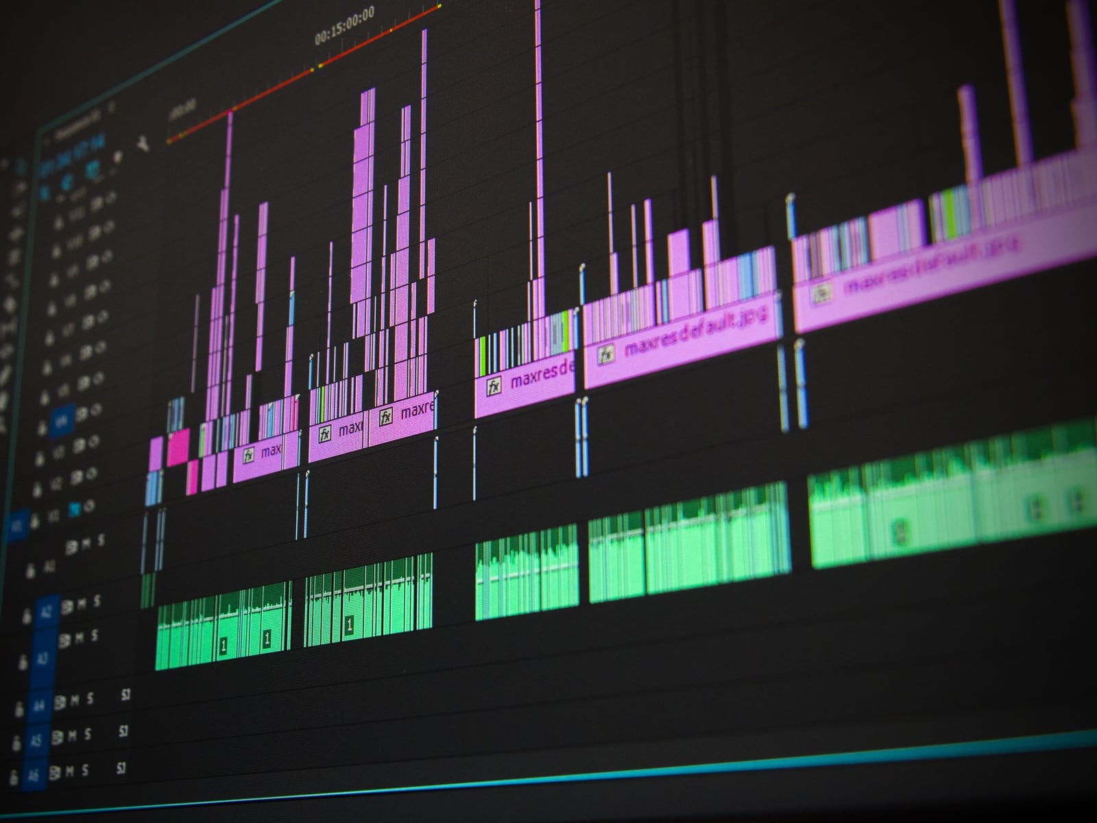 映像・音声修復のビフォーアフターを示すプロ用モニターの画面。